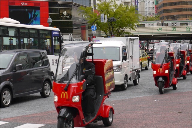 マックデリバリー開始……10台のバイクが隊列走行 画像