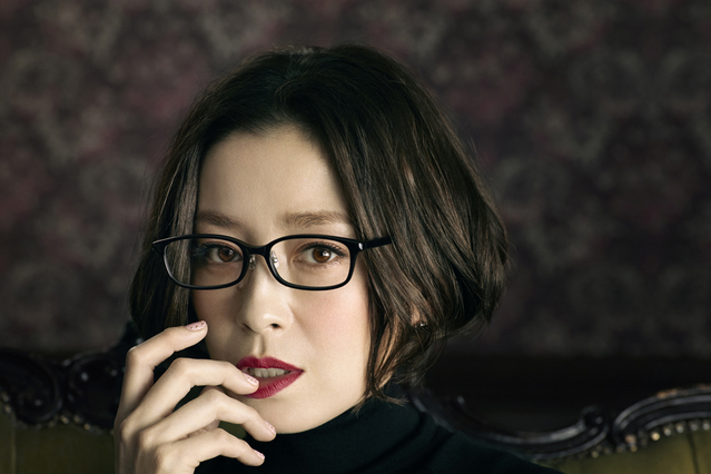 宮沢りえ、新CMでセクシーなナマ脚＆メガネ姿！　「普段隠している色気を1年分使っちゃった」 画像