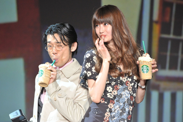 スタバ、舞台仕立てのショーケース「Walk with Frappuccino」……ヨンアや岡田義徳も登場 画像