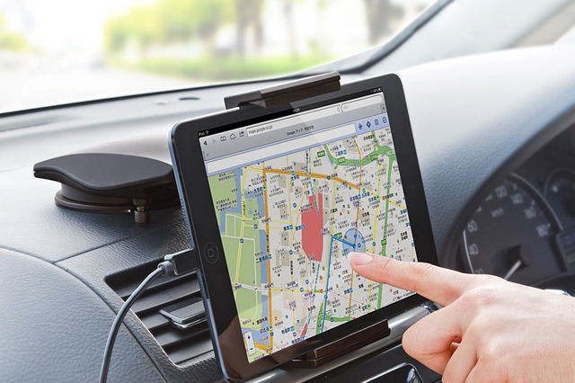 iPad miniをドライブレコーダーに！ 7インチタブレット用車載ホルダー 画像