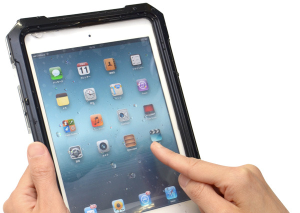 お風呂の中でiPad miniを楽しめるIPX7準拠の防水ハードケース 画像