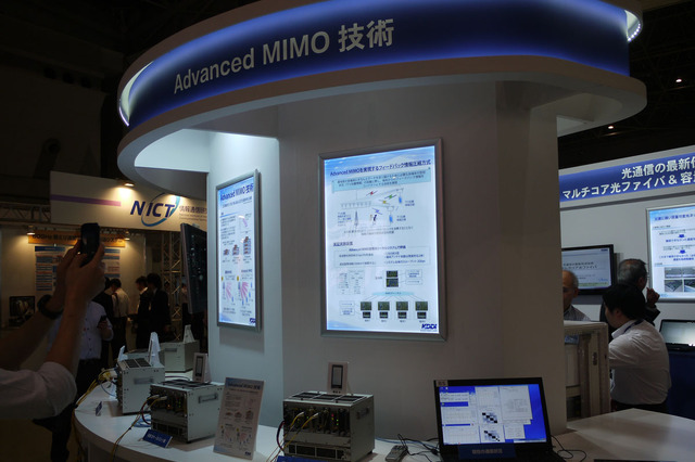 【Wireless Japan 2013】KDDI、周波数効率を上げるAdvanced MIMO技術をデモ展示！ 画像