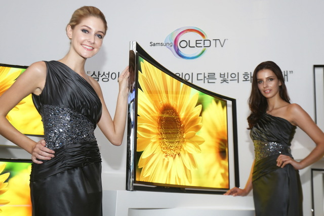 サムスン、画面が湾曲している曲面型有機ELテレビを発表……55型で127万円 画像
