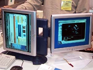 [COMDEX Fall 2002速報（現地21日）]変わりダネ（2）〜ウェアラブルPC／PC作業環境の追求／デュアルモニタPC 画像