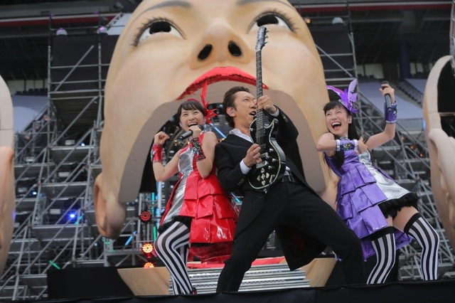 布袋寅泰「完全にモノノフになりました」……ももクロとライブ初共演でファン熱狂! 画像