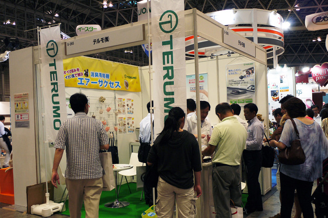 【Interpets 2013 Vol.3】テルモ、ペットの臭い対策に車載用消臭専用機を展示 画像