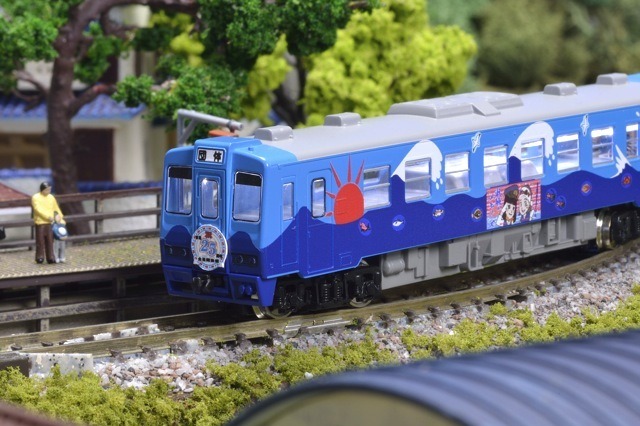 「あまちゃん」お座敷列車のNゲージ模型発売！　ポスターなど徹底再現 画像