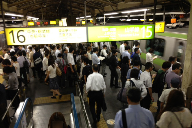 帰宅ラッシュ時の新宿駅で快適なキャリアは？ 画像