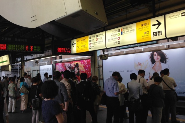 帰宅ラッシュ時の新宿駅で快適なキャリアは?……新iPhoneで調査! 画像