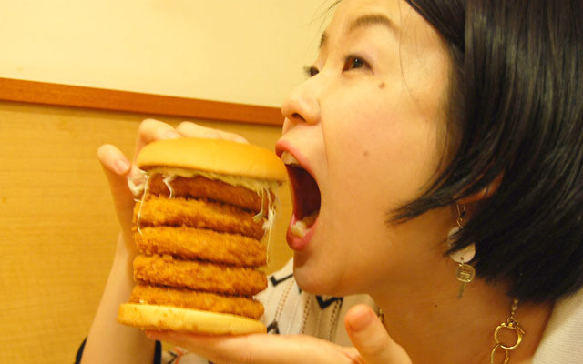 【物欲乙女日記】新入り乙女、巨大エビカツバーガーを食べてみた！ 画像