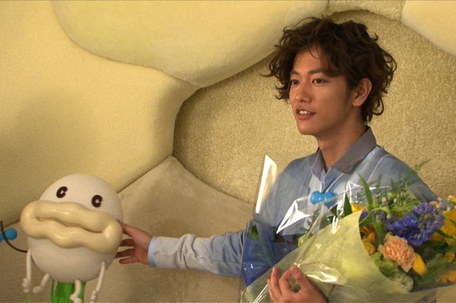 佐藤健が「可愛い」連発……人気キャラクター・カフカくんと初共演 画像