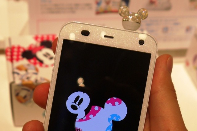 【NTTドコモ2013年冬春モデル】フォントやカメラ音にもミッキーが！「Disney Mobile on docomo F-07E」 画像