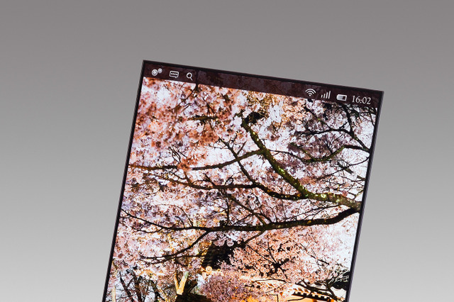 ジャパンディスプレイ、次世代スマホ向けに高精細543ppiの5.4型液晶パネル開発 画像