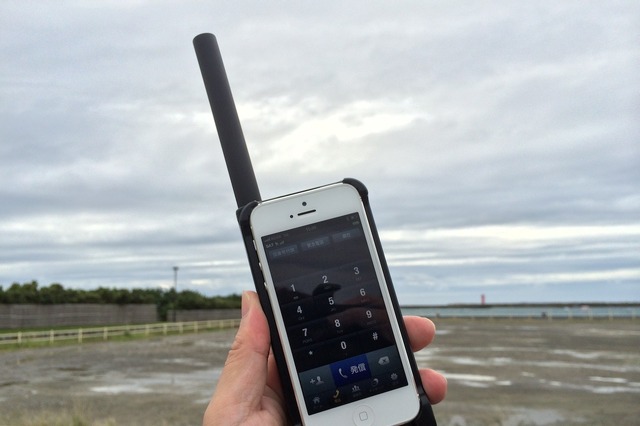 【木暮祐一のモバイルウォッチ】第39回 iPhoneに装着して使用！衛星電話アダプター「202TH」を試す 画像