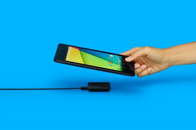 米Google、Nexus向けのワイヤレス充電器「Nexus Wireless Charger」を北米で発売……日本にも「近日中」 画像
