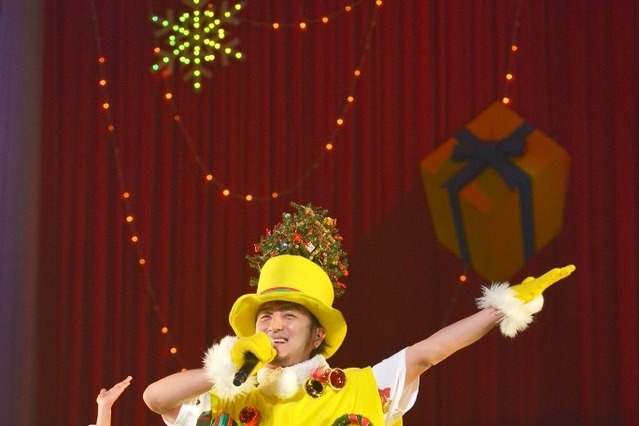遊助、黄色いサンタ姿でファンに私物などクリスマスプレゼント 画像