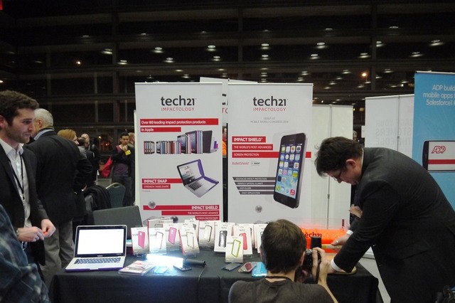 【MWC 2014 Vol.40(動画)】スマホにかかる衝撃を分散・吸収するケースと保護フィルム 画像