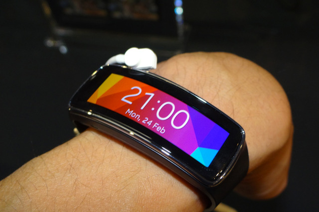 【MWC 2014 Vol.32】サムスン、曲面有機EL搭載「Gear Fit」もTizen OS搭載 画像