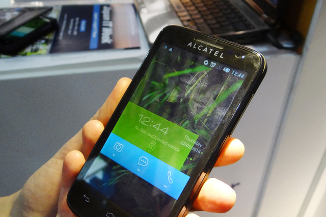 【MWC 2014 Vol.62】仏SunPartnerが光で充電・データ通信ができるパネル技術を展示 画像