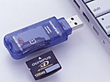 オリンパス、USB2.0対応のスティック型xDピクチャーカードリーダー/ライターとxDピクチャーカードのセット製品 画像