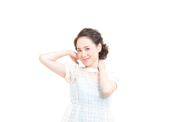 松田聖子、デビュー35周年で“花嫁”に！　純白ウェディングドレス姿を披露 画像