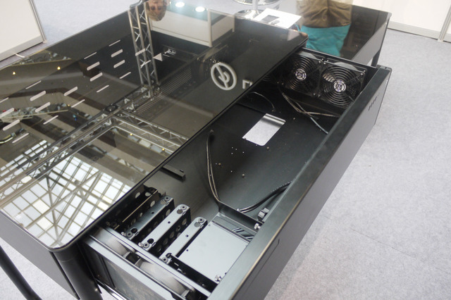 【COMPUTEX TAIPEI 2014 Vol.31】デスクをPCに！Lian Li、PCケース「Computer Desk」を展示 画像