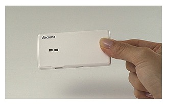 ドコモ、SIMが入っていないスマホでも回線が使える小型認証デバイスを開発 画像