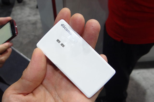 【Mobile Asia Expo 2014 Vol.4】NTTドコモ、モバイル端末がSIMなしでも使えるようになる「ポータブルSIM」を出展 画像