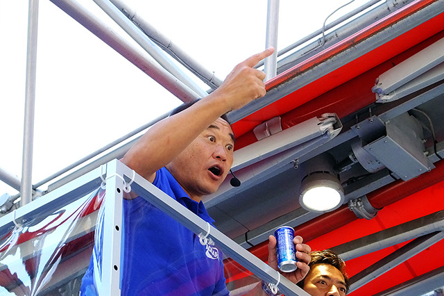 松木安太郎、W杯初戦終了直後の渋谷で「Wチャージ」連呼……DJポリスより大音量 画像