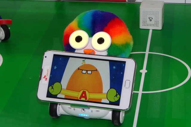 【Mobile Asia Expo 2014 Vol.21】スマホが知能を与える！子供向け学習ロボット「Albert」と「Atti」 画像