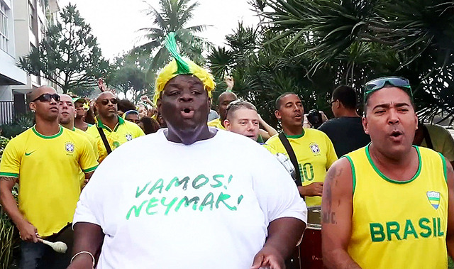 ブラジルの名物巨漢サポーターが“日本発の応援歌”でネイマールを応援 画像