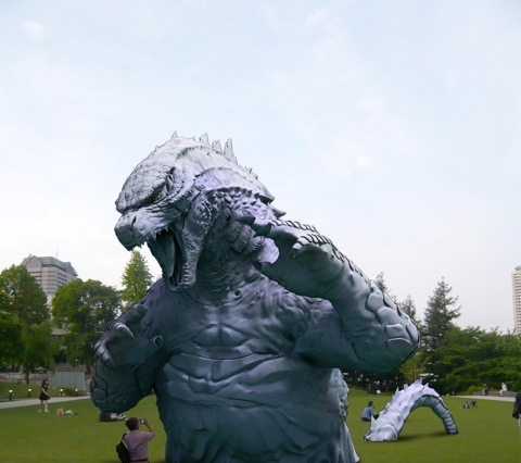 【夏休み】東京都心の広場からゴジラが出現!! 足跡は18m 画像