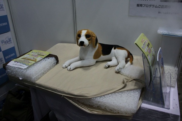 【Interpets 2014 Vol.21】近江化成工業、老犬の床ずれ防止のためのドッグケアマット 画像