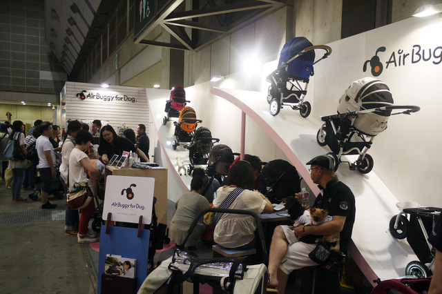 【Interpets 2014 Vol.28】ショッピングやベビーカートにも使える!来場者の関心高い犬用カート 画像