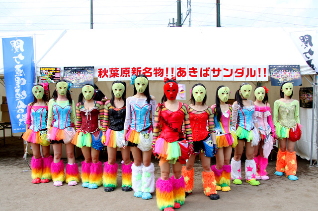 地下アイドルのファンが履くピコピコサンダル……秋葉原に専門店 画像