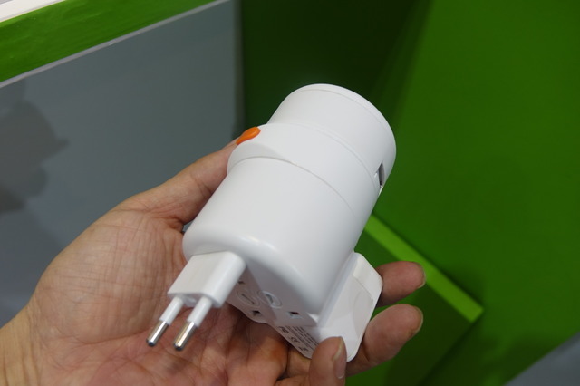 【ギフト・ショー 2014 Vol.4】筐体をひねるだけで世界のコンセントに対応する変換アダプタ 画像