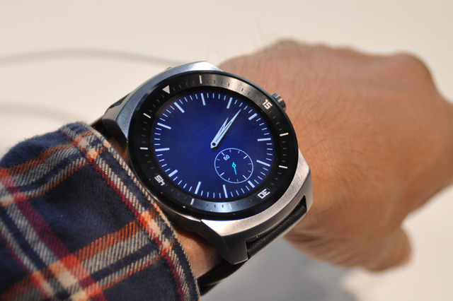 【IFA 2014】LG、アナログ時計感覚で身につけられる「LG G Watch R」に熱視線 画像