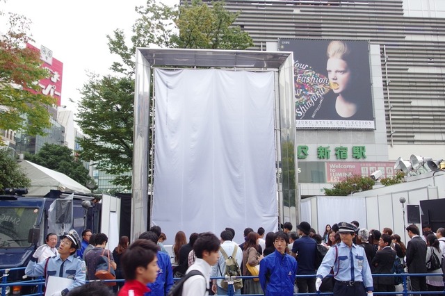新宿駅前にSMAP降臨！　大パニックのセブン-イレブン新商品試食会 画像