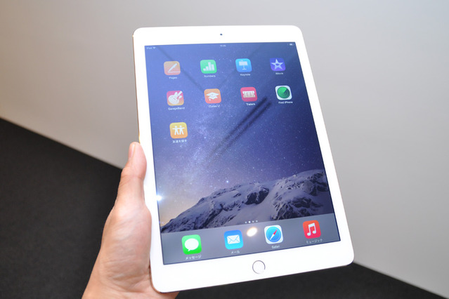 薄いぞ！軽いぞ！新しい「iPad Air 2」……実機を早速さわってみた 画像