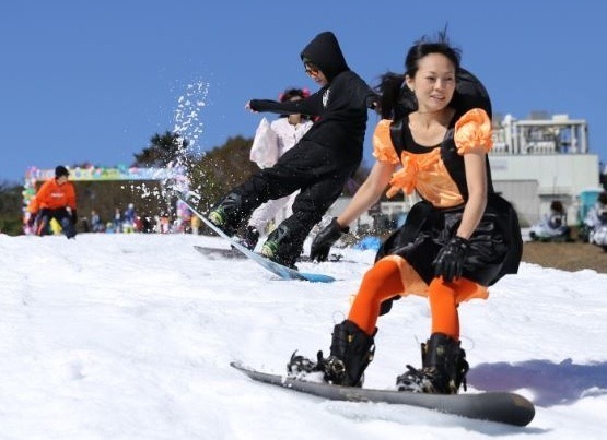 日本一早い“初滑り”、富士山2合目のスキー場がオープン 画像