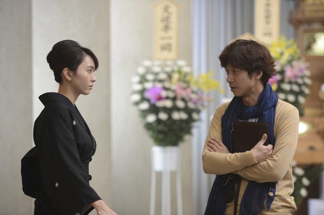 喪服姿の新垣結衣が真剣な眼差しで気鋭の監督に挑む! 画像