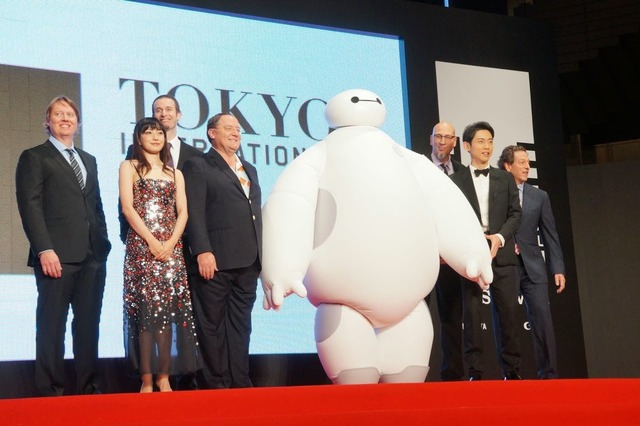 【第27回東京国際映画祭】ベイマックス来日!菅野美穂、小泉孝太郎とともに…レッドカーペット 画像