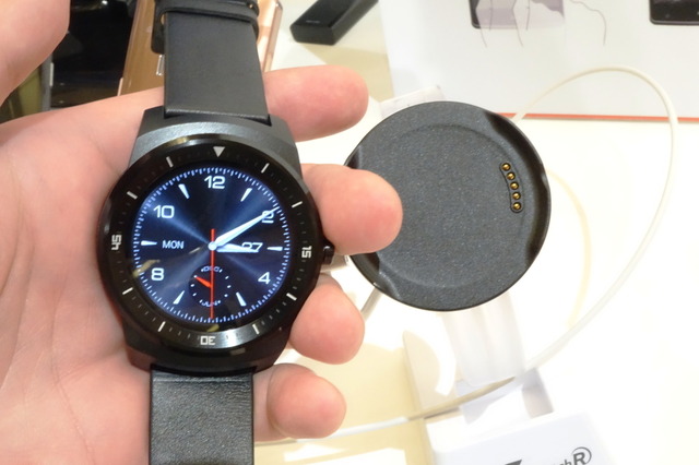 KDDI、丸型画面スマートウォッチ「LG G Watch R」を12月に国内発売 画像