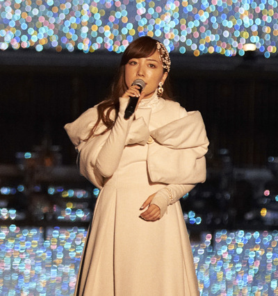 平原綾香、300万球のイルミネーションのなかで熱唱 画像