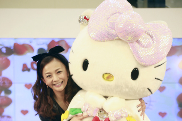 華原朋美とキティがお互いの「40周年」をお祝い 画像