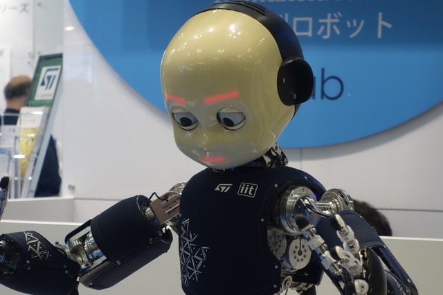 STマイクロ、ヒューマノイド・ロボット「iCub」を動作デモ 画像