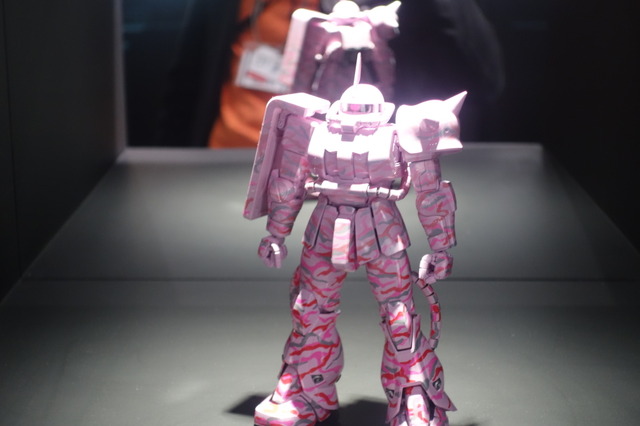 May J.、トータス松本らカラーデザインのガンプラが秋葉原で展示中 画像