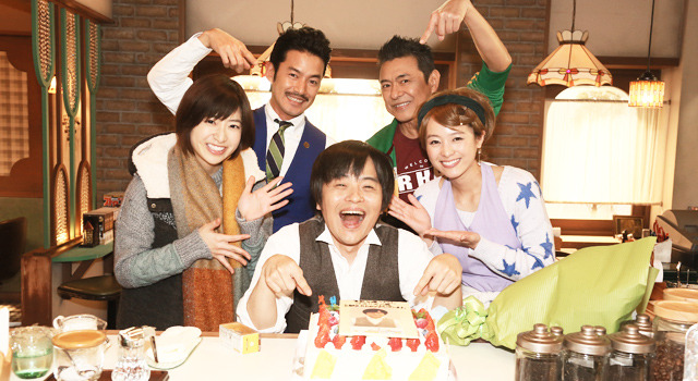 竹野内豊ら、バカリズムへサプライズ誕生日祝い! 画像