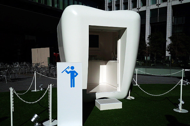 東京オフィス街に“ハミガキ男子”増える!?　公衆歯みがきブースを設置 画像