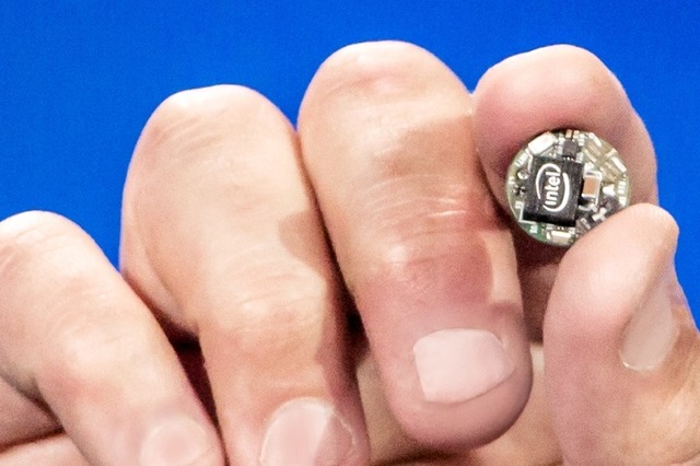 【CES 2015】進む小型化！　インテルがボタン大のウェアラブル用モジュールを発表　 画像